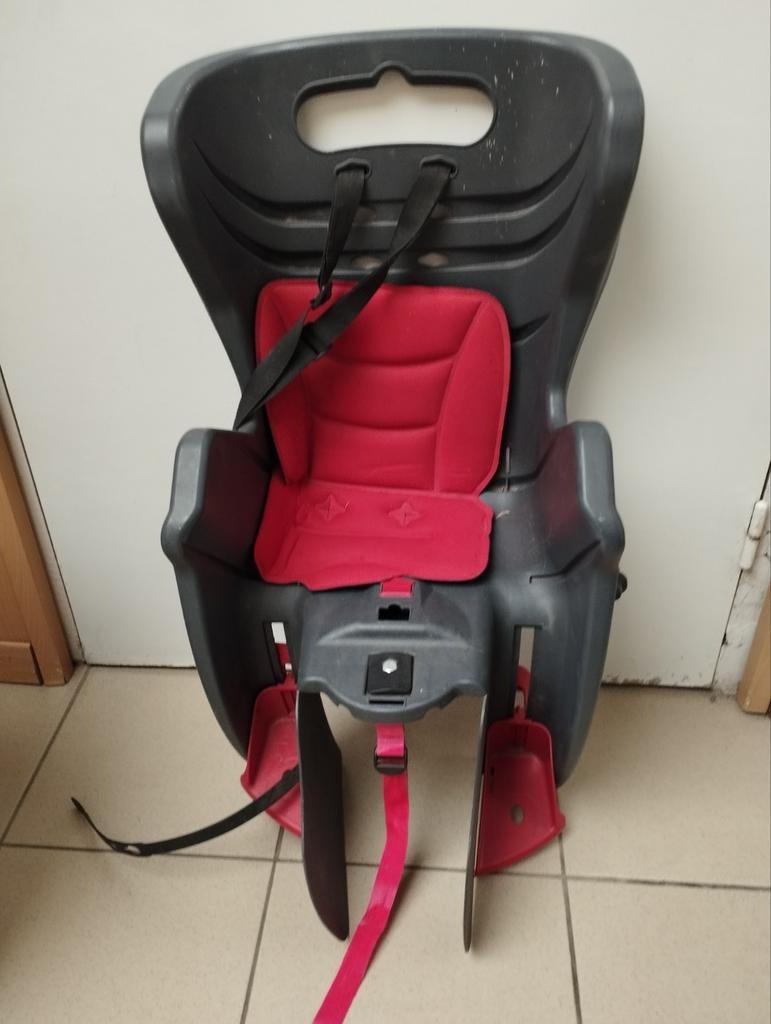 Een kinder stoel zwart en rood kussentje, Fietsen en Brommers, Ophalen