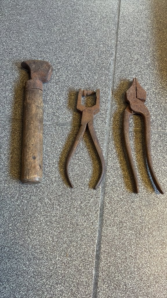 oud schoenmakers gereedschap, Ophalen
