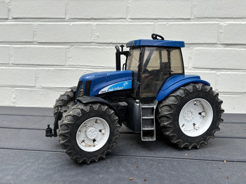 Bruder New Holland T8040 Tractor – Schaal 1:16, Kinderen en Baby's, Ophalen of Verzenden, Zo goed als nieuw