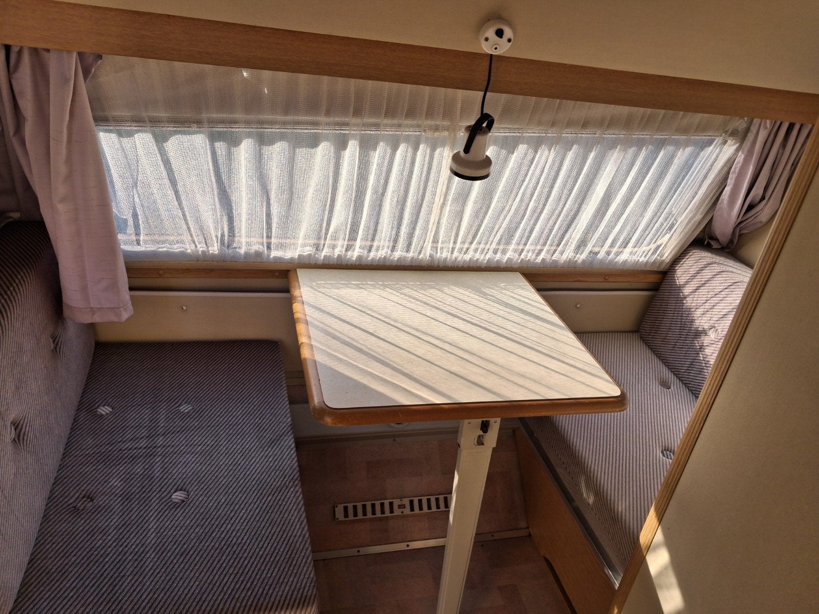 kip caravan zonder papieren met wc .ideaal voor, Caravans en Kamperen, 2 aparte bedden, Kip, Particulier, Tot en met 5