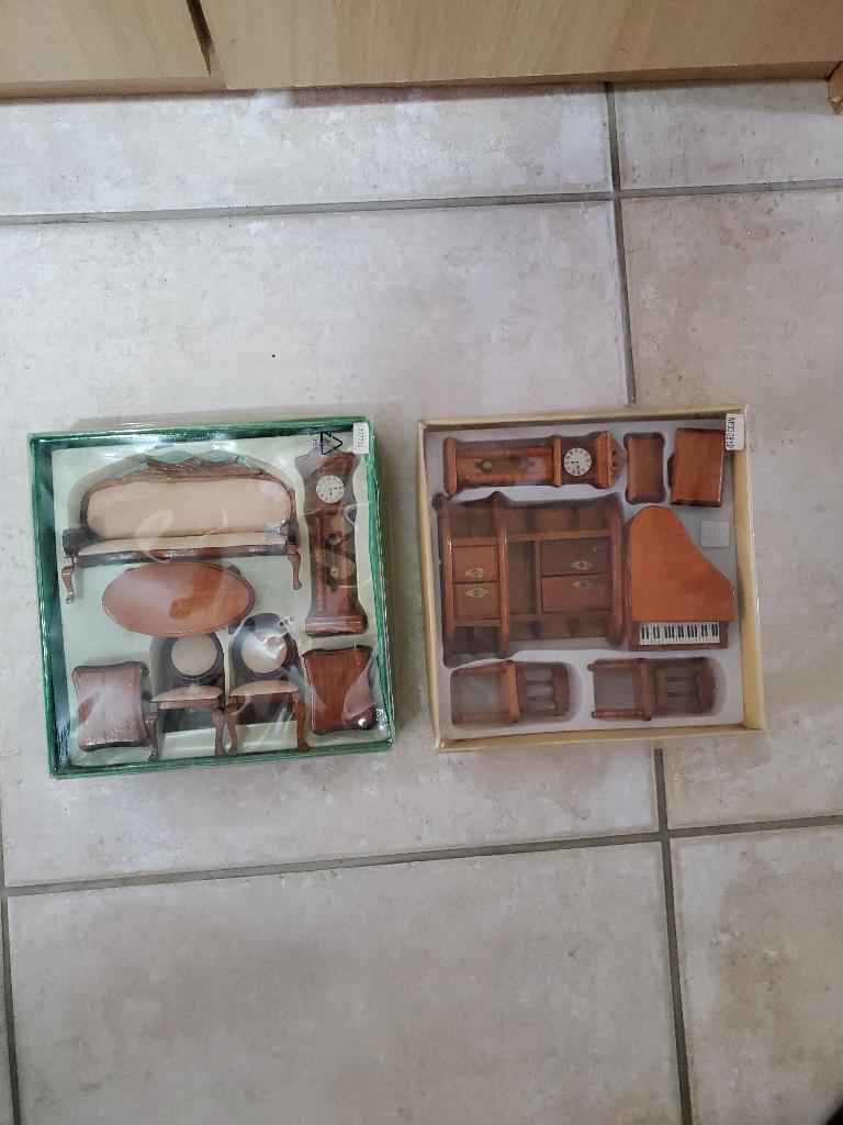 Lot de 2 boîtes meubles en miniature maison poupées, Verzamelen, Poppenhuizen en Toebehoren, Ophalen of Verzenden, Zo goed als nieuw