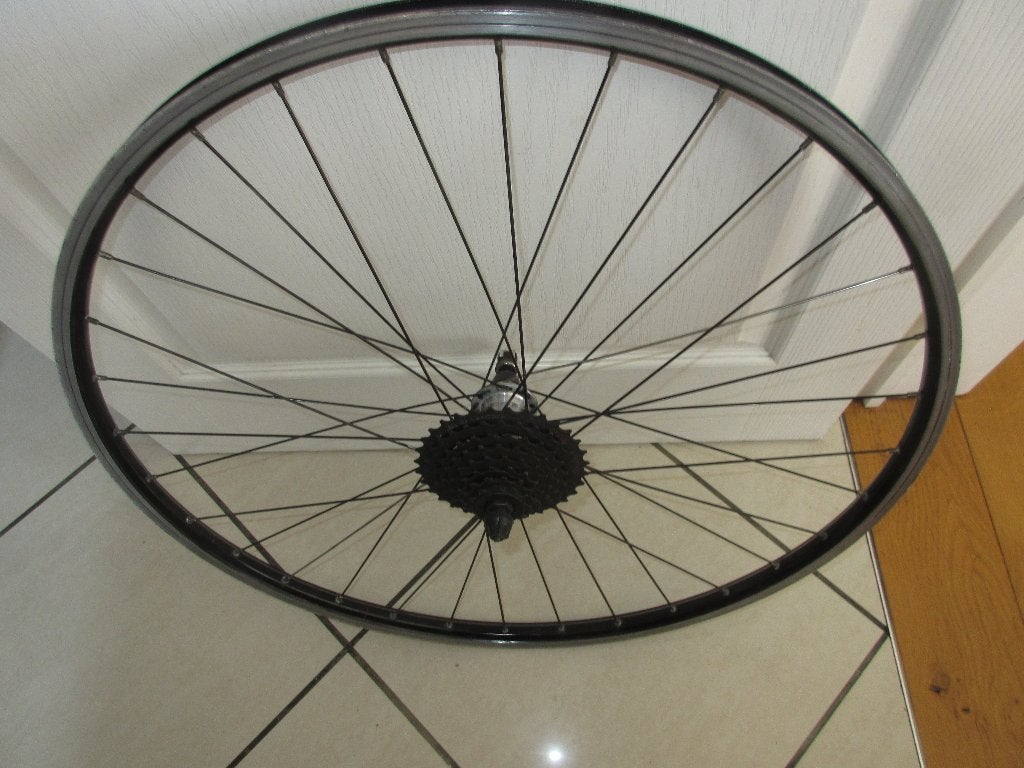 Achterwiel 28X 1 3/8 X 1 5/8 met 8 versnellingen goede staat, Fietsen en Brommers, Fietsonderdelen, Gebruikt, Wiel, Aluminium