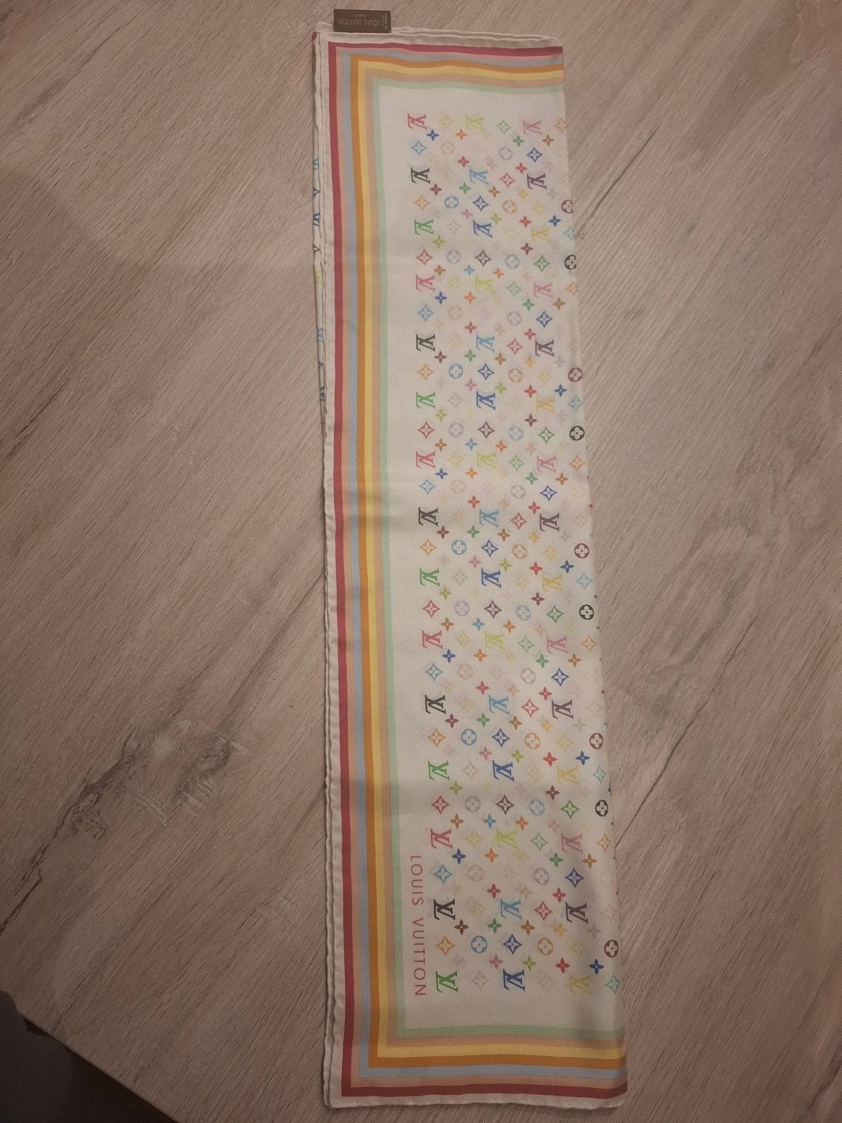 Écharpe en soie/foulard en soie Louis Vuitton, Hobby & Loisirs créatifs, Enlèvement