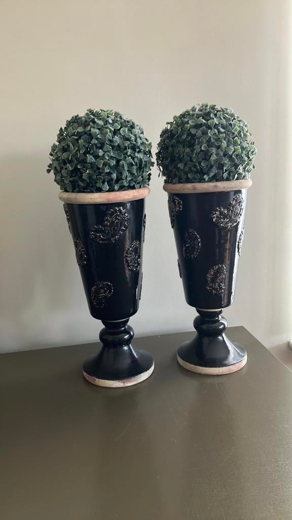 Twee landelijke hoge potten, Enlèvement