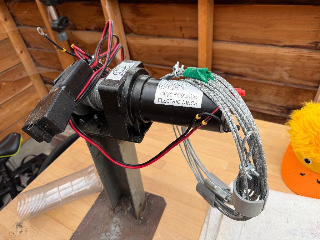 Elektrische lier BADA DW2 – 12V – 680 kg / 1500 lbs, Doe-het-zelf en Bouw, Ophalen, Zo goed als nieuw, Elektrisch