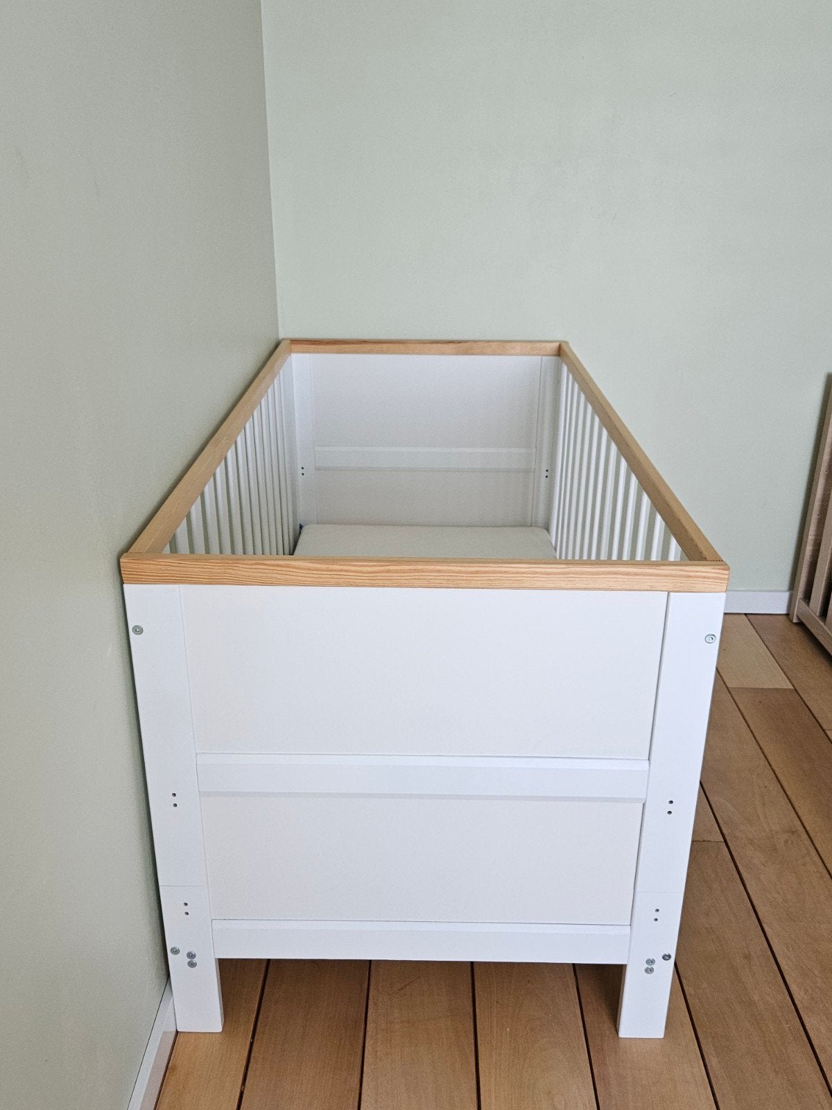 Wit ledikant met houten accenten en Aerosleep matras + Toppe, Kinderen en Baby's, Kinderkamer | Complete kinderkamers, Ophalen