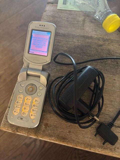 GSM Sony Ericsson, Autres systèmes, Clavier physique, À clapet, Enlèvement