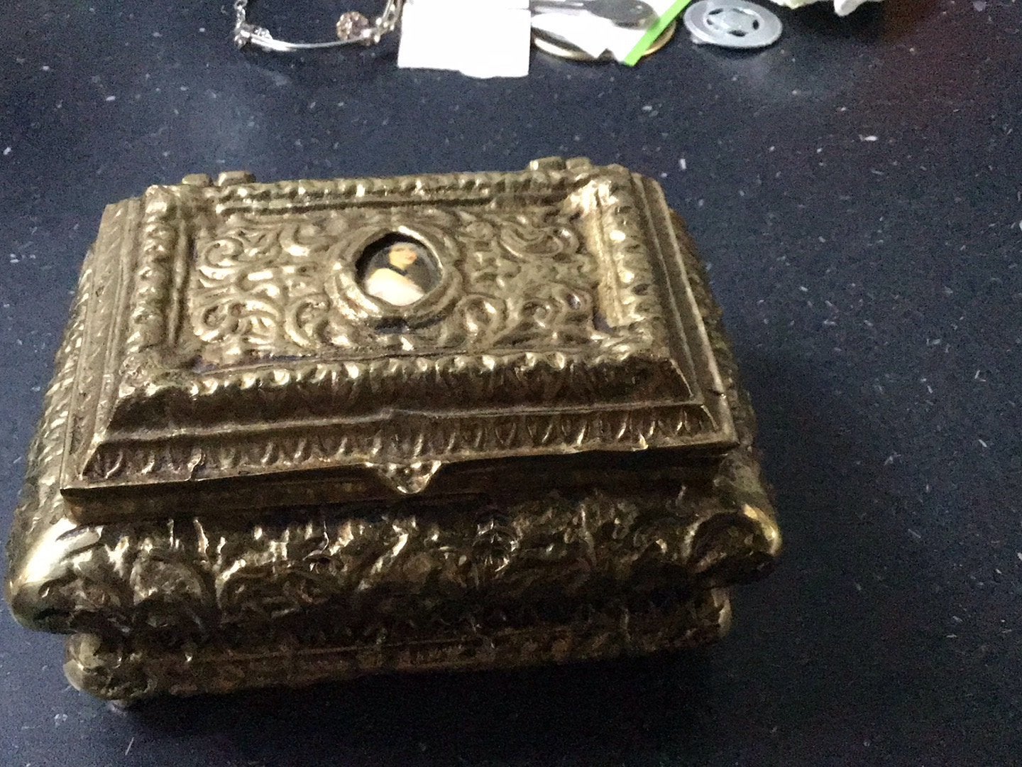 Petit coffre trés lourd peut etre du bronze 16/12 cm 50€, Handtassen en Accessoires, Overige Accessoires, Ophalen of Verzenden