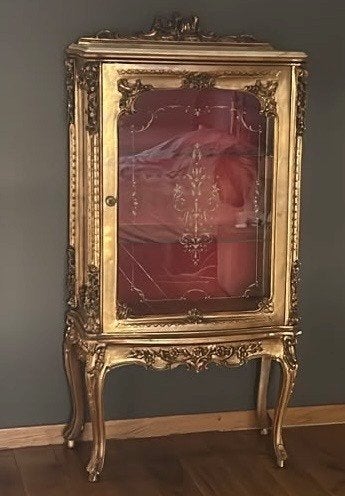 Belle vitrine de style Louis XV, Enlèvement