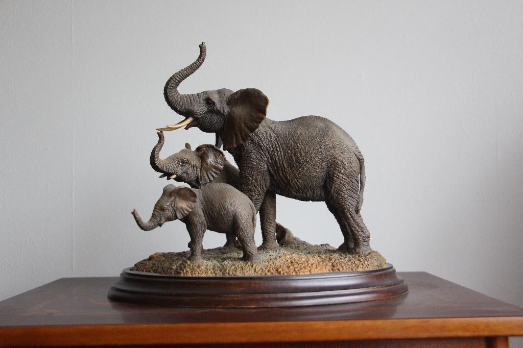 statue en résine synthétique  une mère éléphant et un veau, Enlèvement