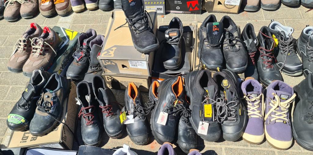 Achetez 140 paires de chaussures aujourd'hui pour seulement, Enlèvement