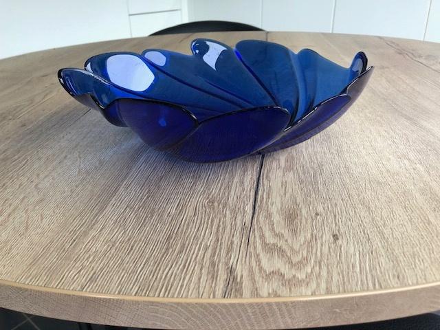 Moderne blauwe schaal in glas, Huis en Inrichting, Woonaccessoires | Schalen en Manden, Schaal, Rond, Ophalen of Verzenden, Glas