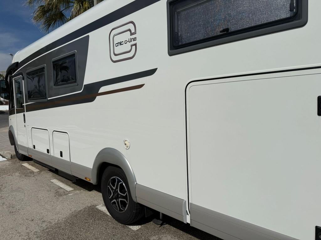 Carthago Chic C-Line 4.9 LR/L  09/2024 automaat 19000 km, Caravanes & Camping, Camping-cars, Marchepied électrique, ESP - Contrôle de stabilité