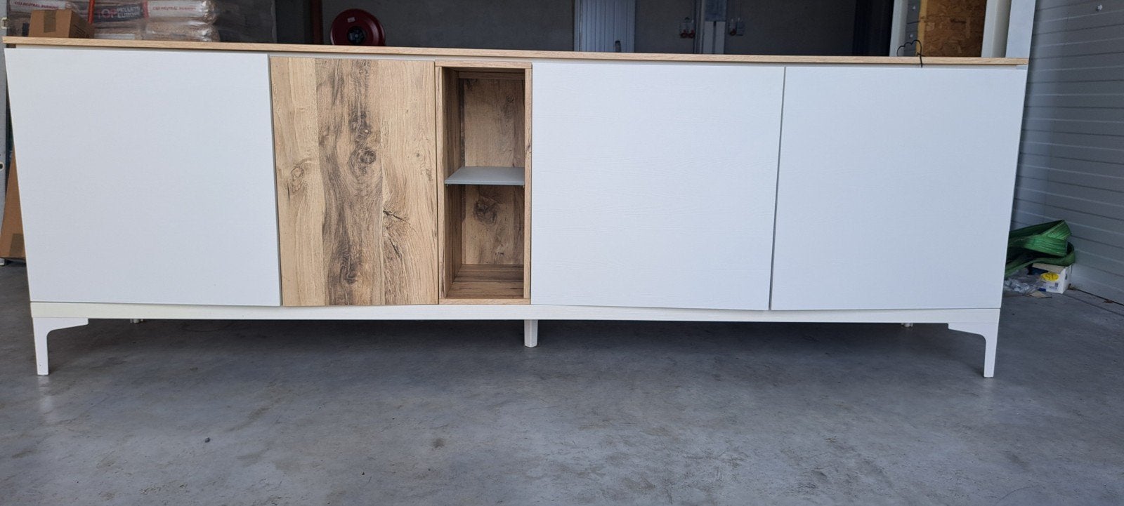 Tijdloze dressoir in wit met houten elementen, Ophalen