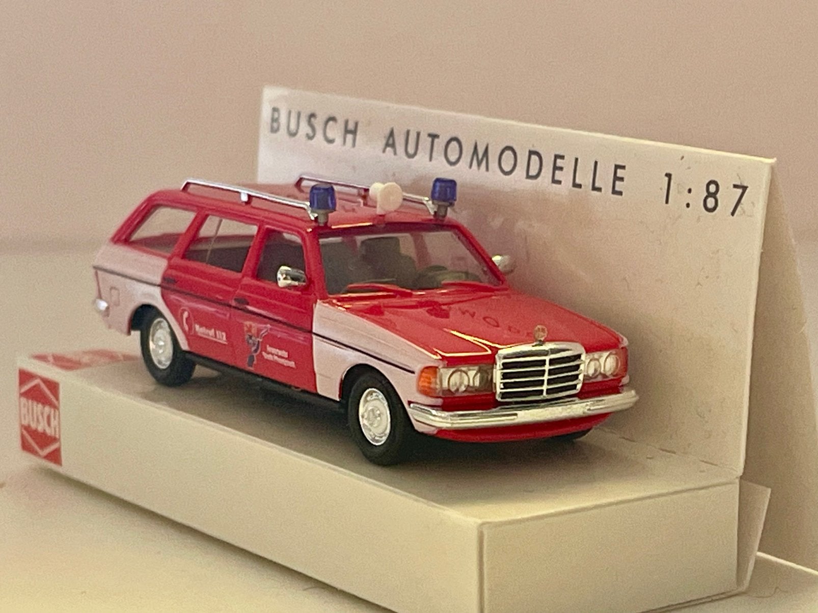 Busch MB W123 T Feuerwehr 1/87, Hobby & Loisirs créatifs, Enlèvement ou Envoi, Comme neuf, Voiture, Herpa