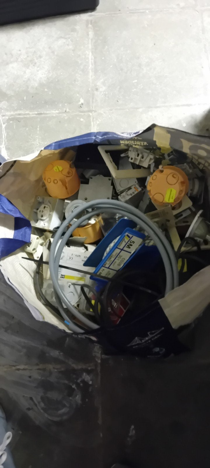 Électricité divers a donner, Ophalen
