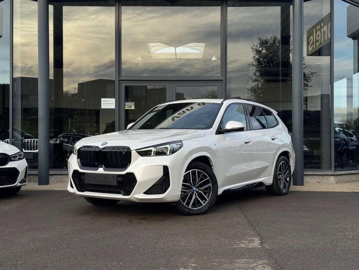 BMW iX1 iX1 xDrive30 M Sportpaket (bj 2023, automaat), Auto's, Automaat, 230 kW, Gebruikt, Zwart