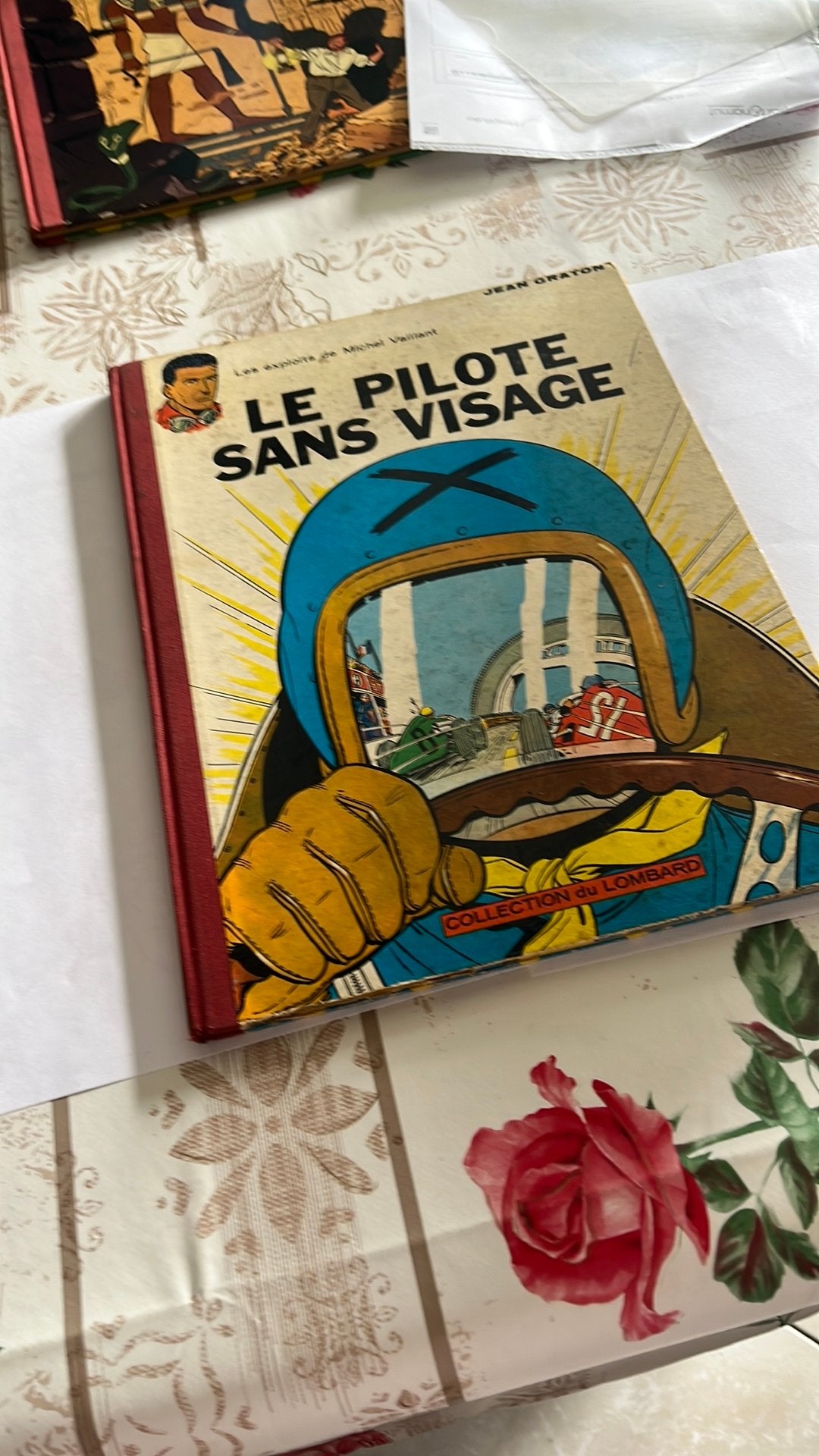 Le pilote sans visage, Une BD, Enlèvement, Utilisé