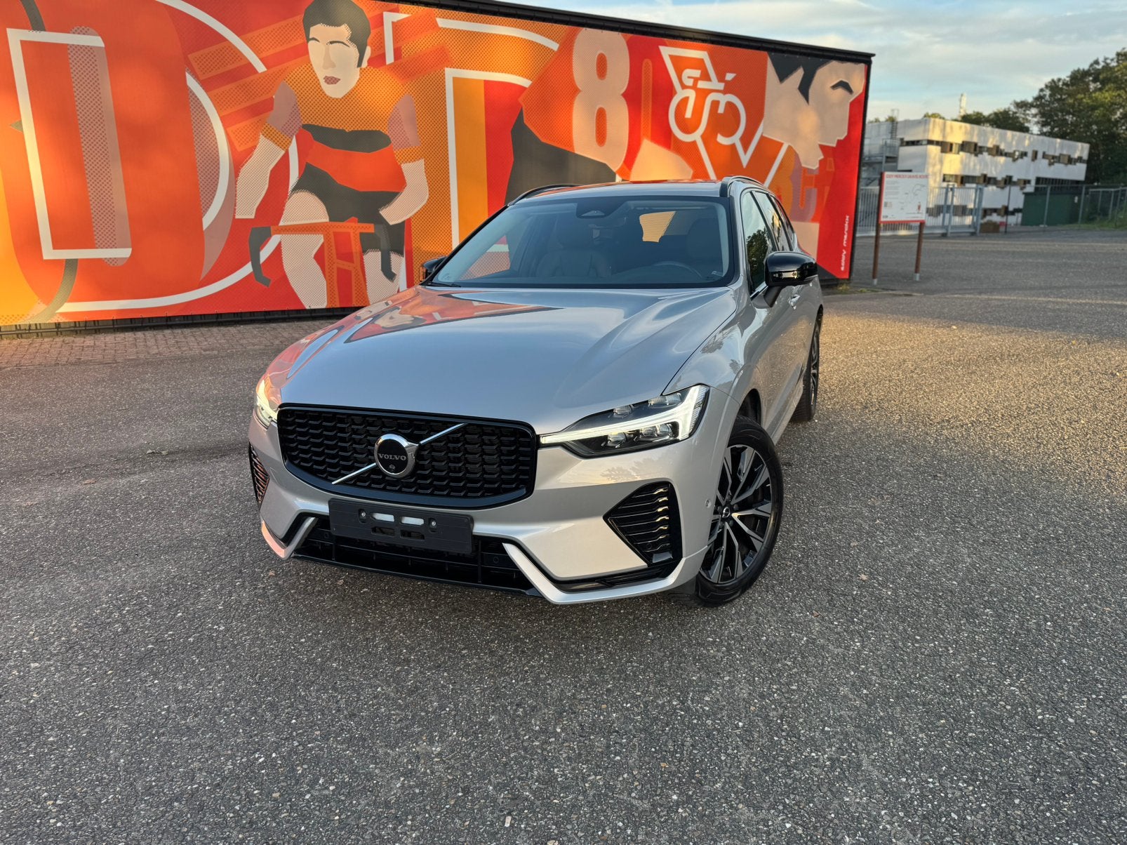 VOLVO XC60 B4 MILD-HYBRID PLUS DARK ZEER NETTE FULL OPTION!, Autos, Cuir, Argent ou Gris, Euro 6, Alarme
