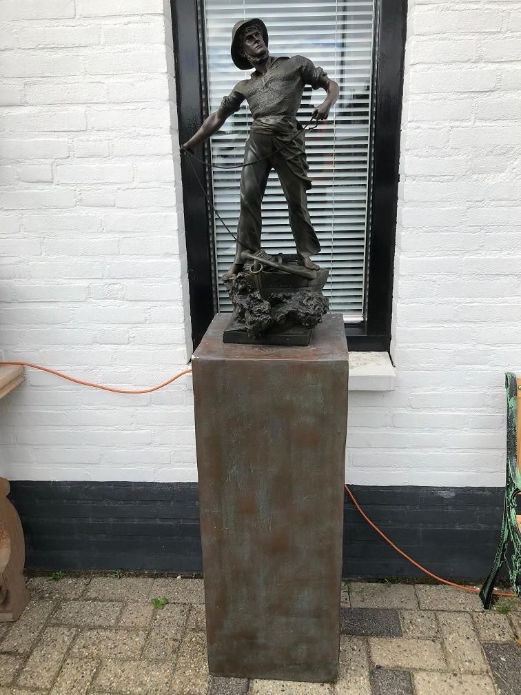 TUINBEELD Zeeman Waagen OP ZUIL pilaar Bronslook, Tuin en Terras, Tuinbeelden, Ophalen, Gebruikt, Kunststof, Mensenbeeld