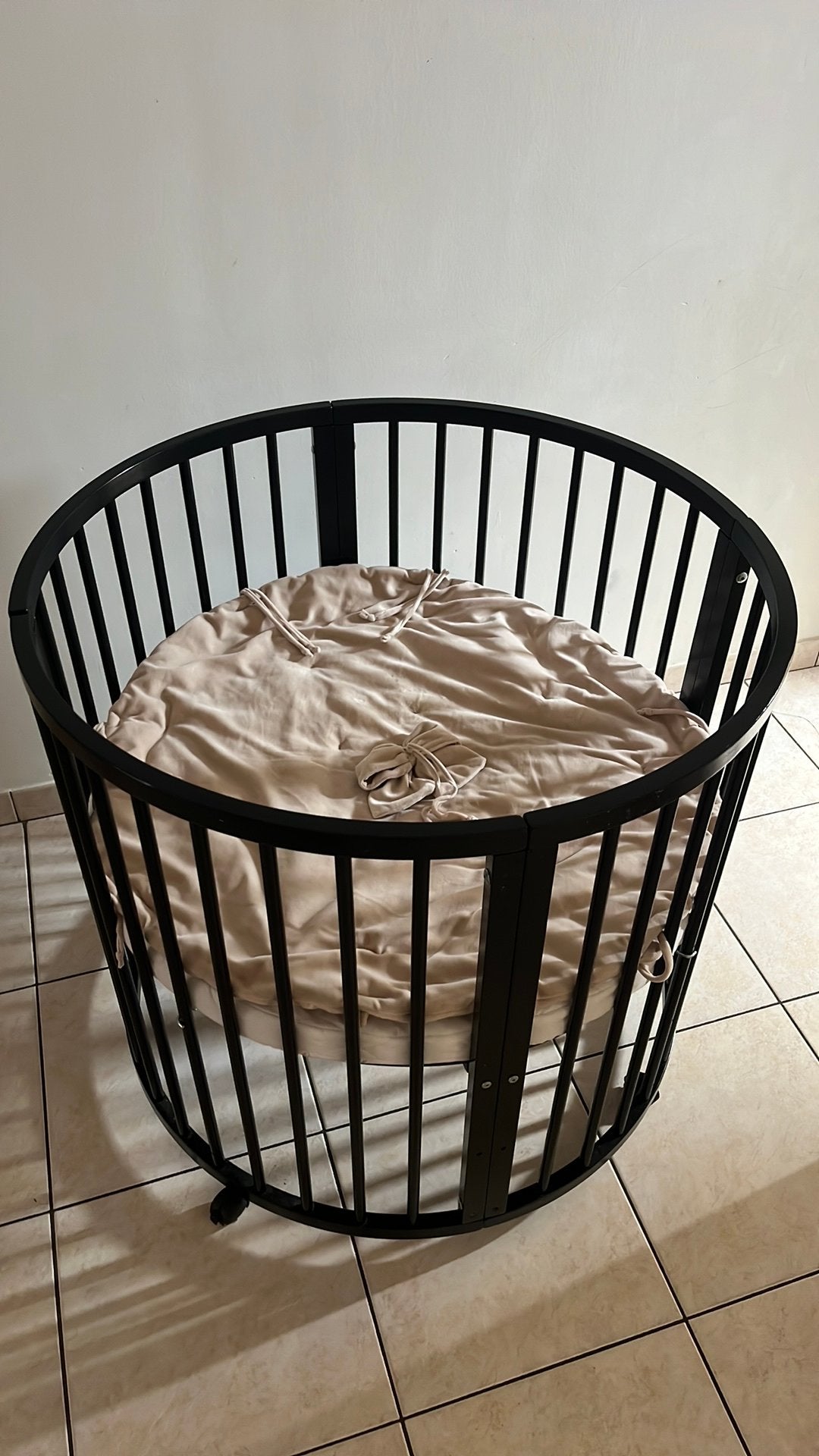 Ronde zwarte babybox met matras, Kinderen en Baby's, Babyparken, Ophalen, Zo goed als nieuw, Rond, Wieltjes
