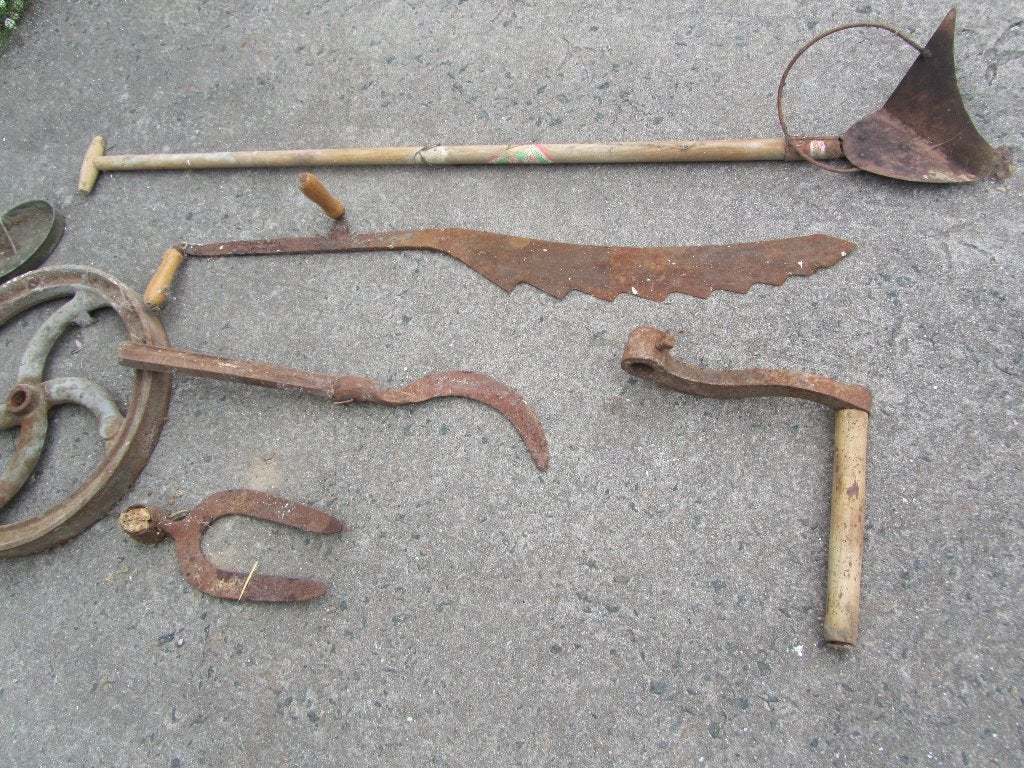 Vieux outils agricoles: pied de cordonnier, scie à bois,..., Antiquités & Art, Enlèvement