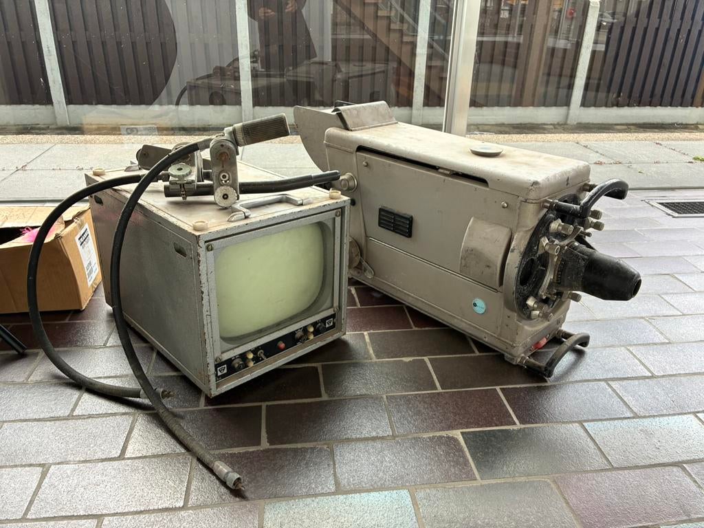 Antieke tv-studio camera met monitor en 4 lenzen, Enlèvement