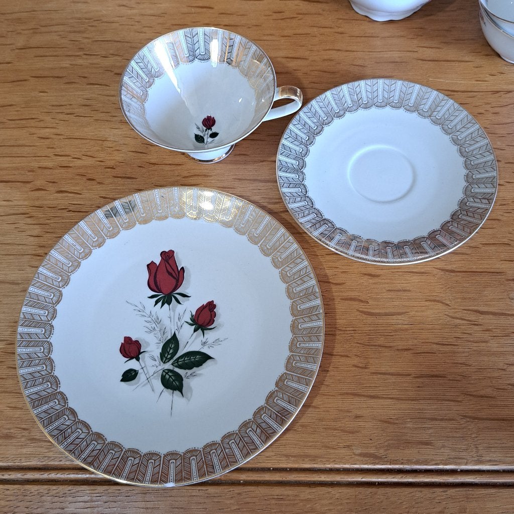 Service à café Bavaria, roses rouges, bordure dorée, 1950‑70, Enlèvement ou Envoi, Utilisé, Porcelaine, Tasse et/ou soucoupe