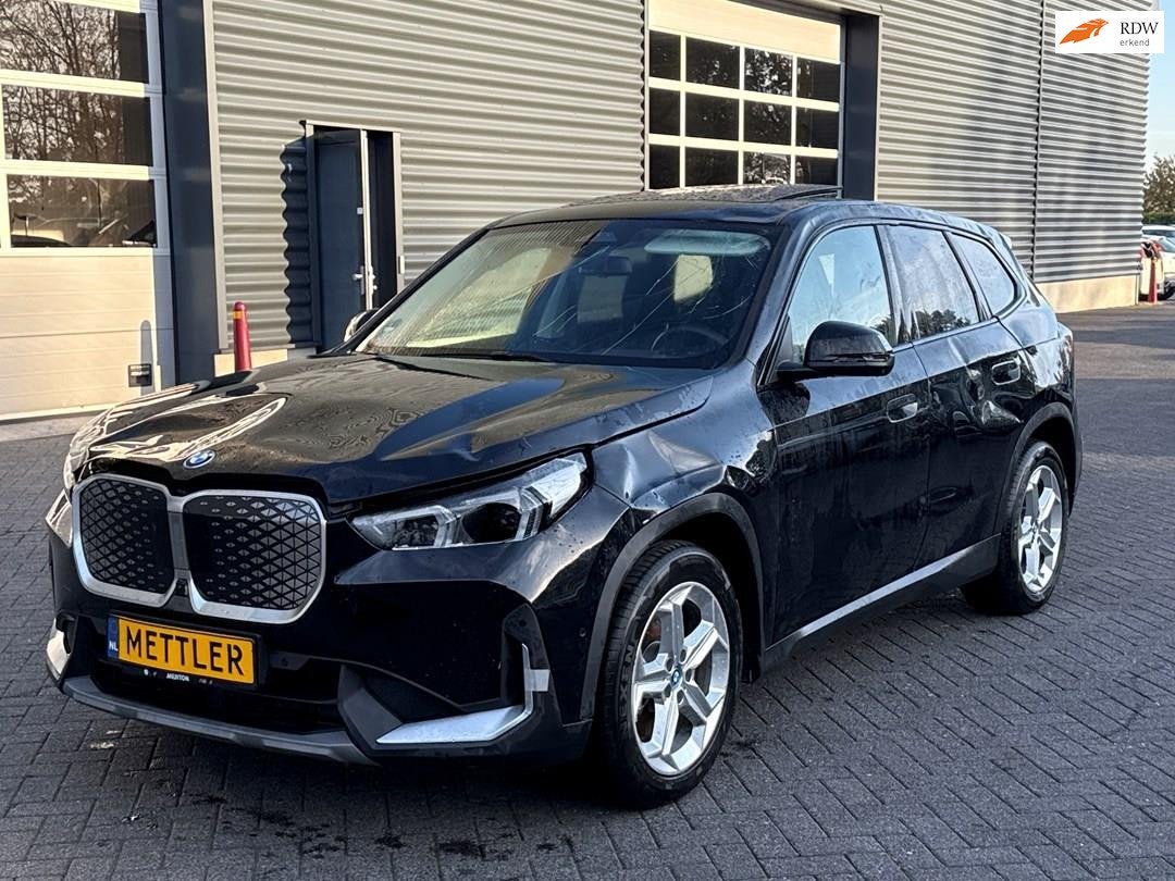 BMW IX1 XDrive30 67 kWh, harman kadon, panoramadak, Auto's, Automaat, Dealer onderhouden, 313 pk, Zwart