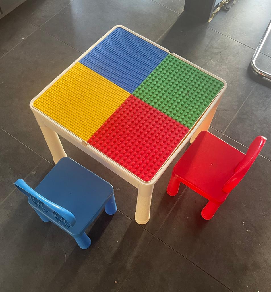 Tafel voor lego en duplo met 2 stoeltjes, Enfants & Bébés, Jouets | Tables de jeux, Enlèvement, Utilisé