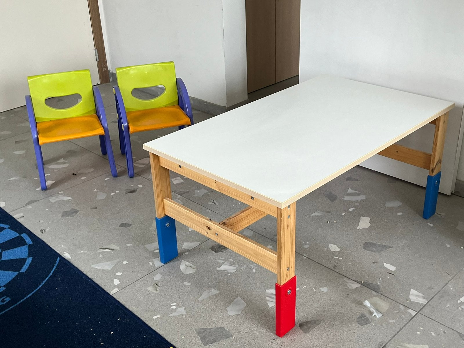 Speeltafeltje met 2 stoeltjes, Ophalen, Zo goed als nieuw