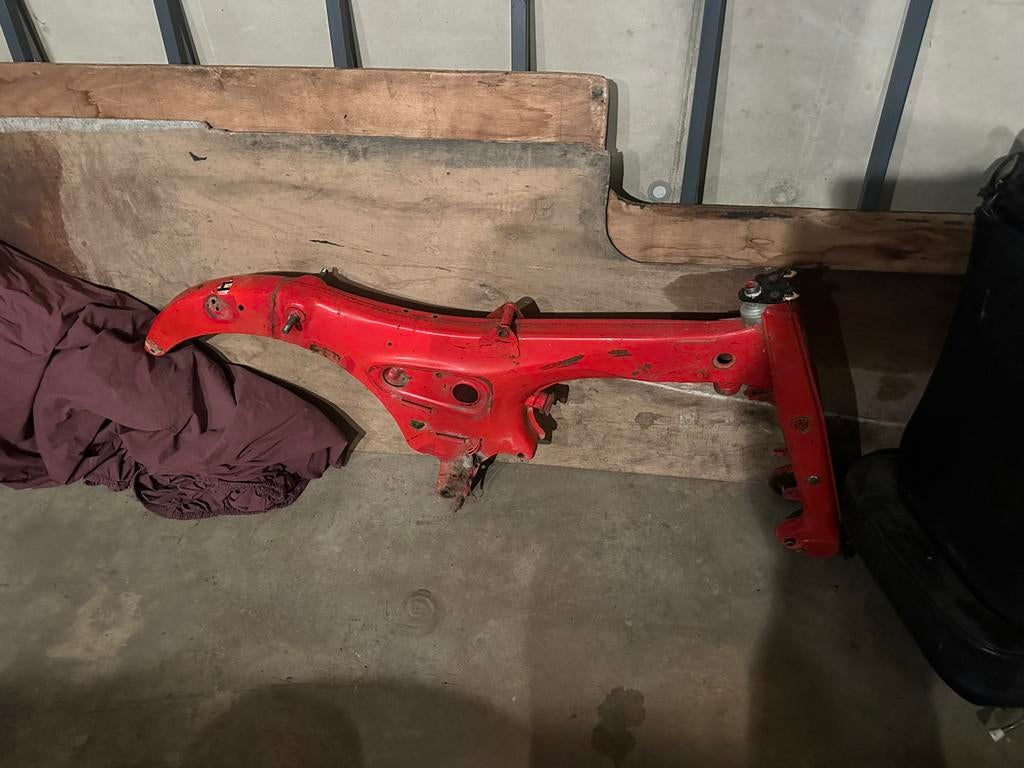 Honda c110 frame, voorvork, vering, achterbrug en motorblok, Vélos & Vélomoteurs, Pièces de cyclomoteur | Oldtimers & Ancêtres