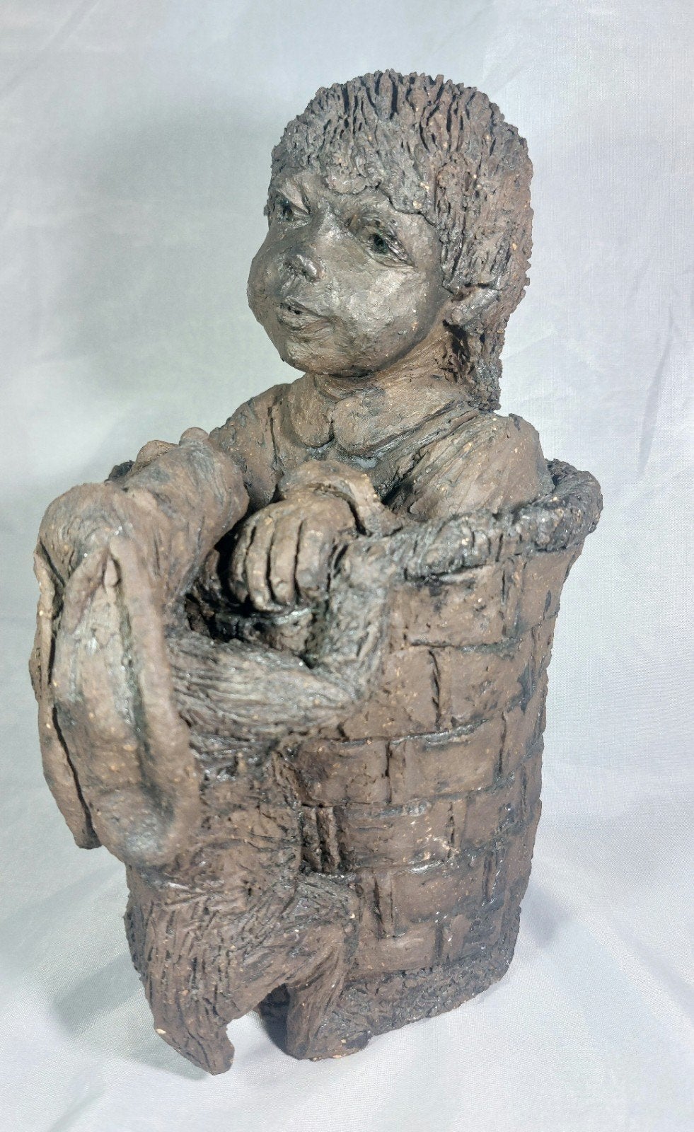 Uniek Keramisch Beeld Rosemarie Lemmers – Kind in Mand (25 c, Ophalen of Verzenden, Beeld