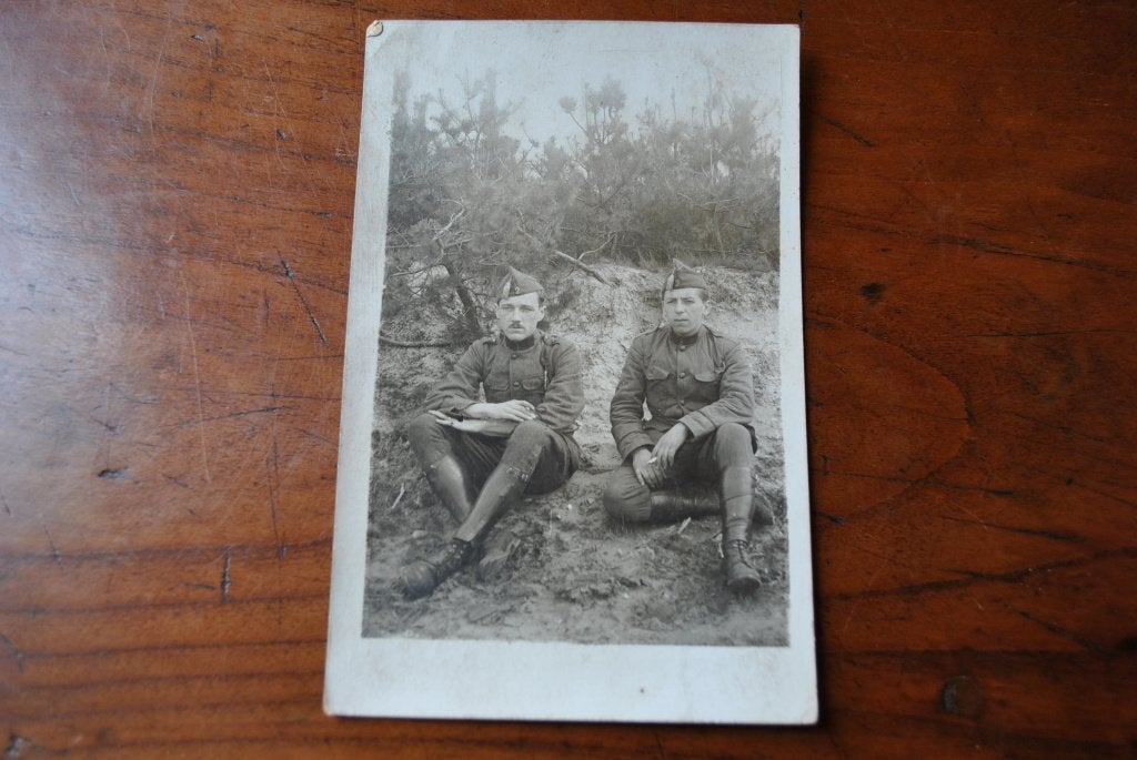 Photo carte ancienne 2 Militaires uniforme calot cigarette, Enlèvement ou Envoi, Autres, Photo ou Poster