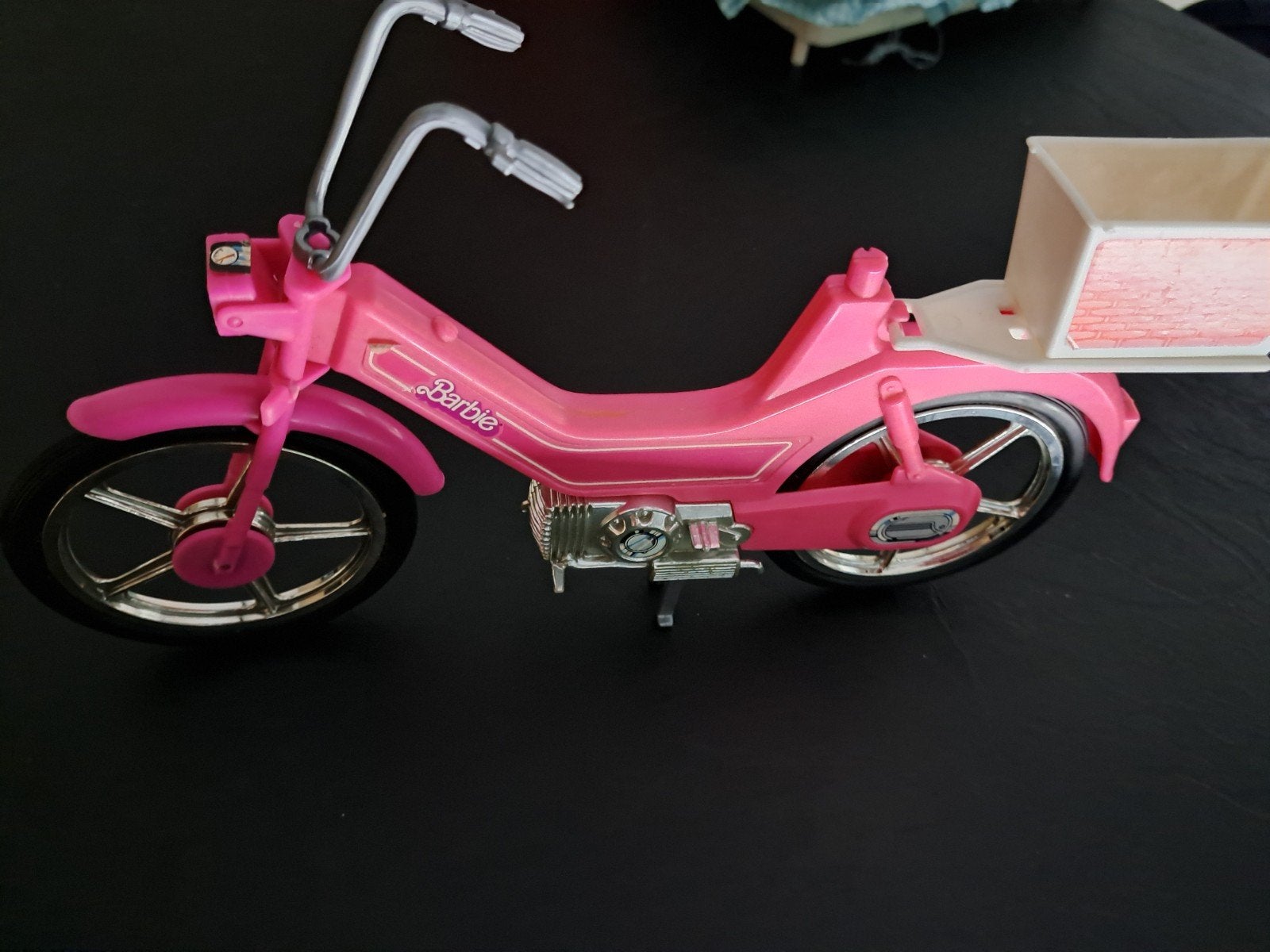 vintage roze Barbie-brommer (motorfiets/scooter) met een wit, Antiquités & Art, Enlèvement ou Envoi