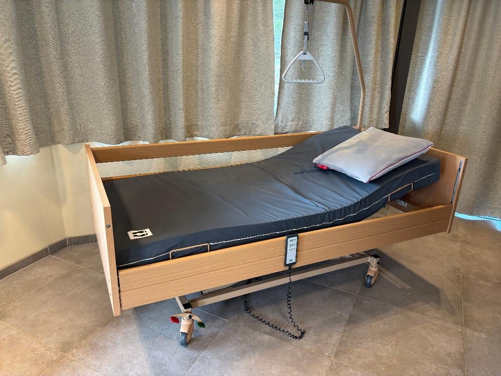 Zorgbed met recente matras, Diversen, Ophalen of Verzenden, Zo goed als nieuw