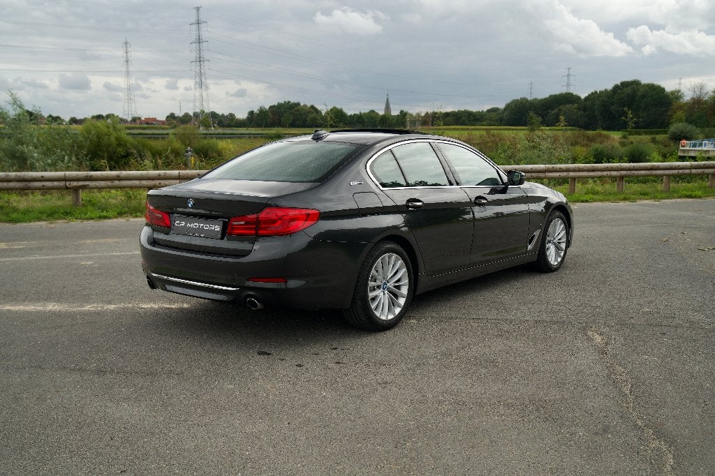 BMW 530e | CAMERA | PLUG-IN | PANO | BTW-WAGEN, Achterwielaandrijving, Parkeerassistent, 4 cilinders, Leder