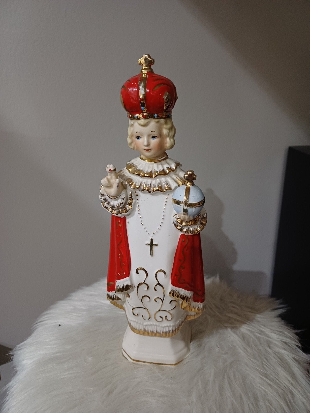 Kindje van Praag 25cm, Antiek en Kunst, Ophalen, Rood, 20 - 50 cm, Beeld