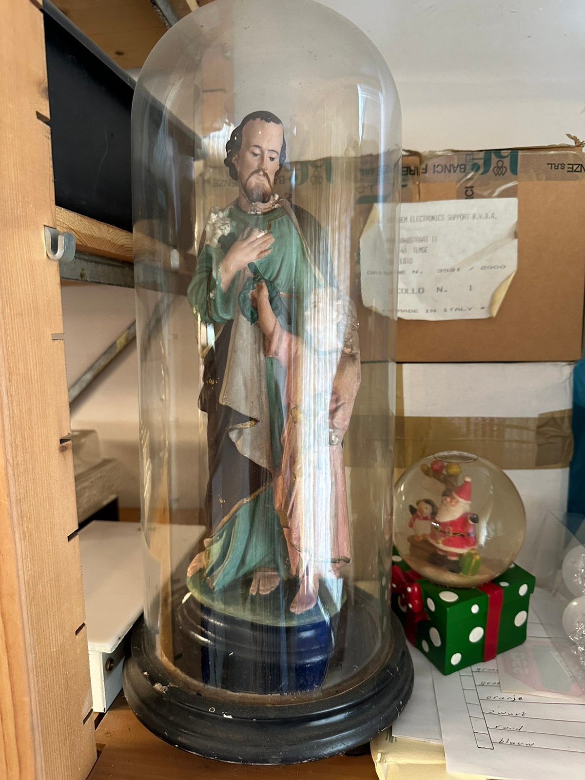 Statue religieuse sous cloche de verre Saint avec un enfant, Maison & Meubles, Enlèvement ou Envoi, Comme neuf