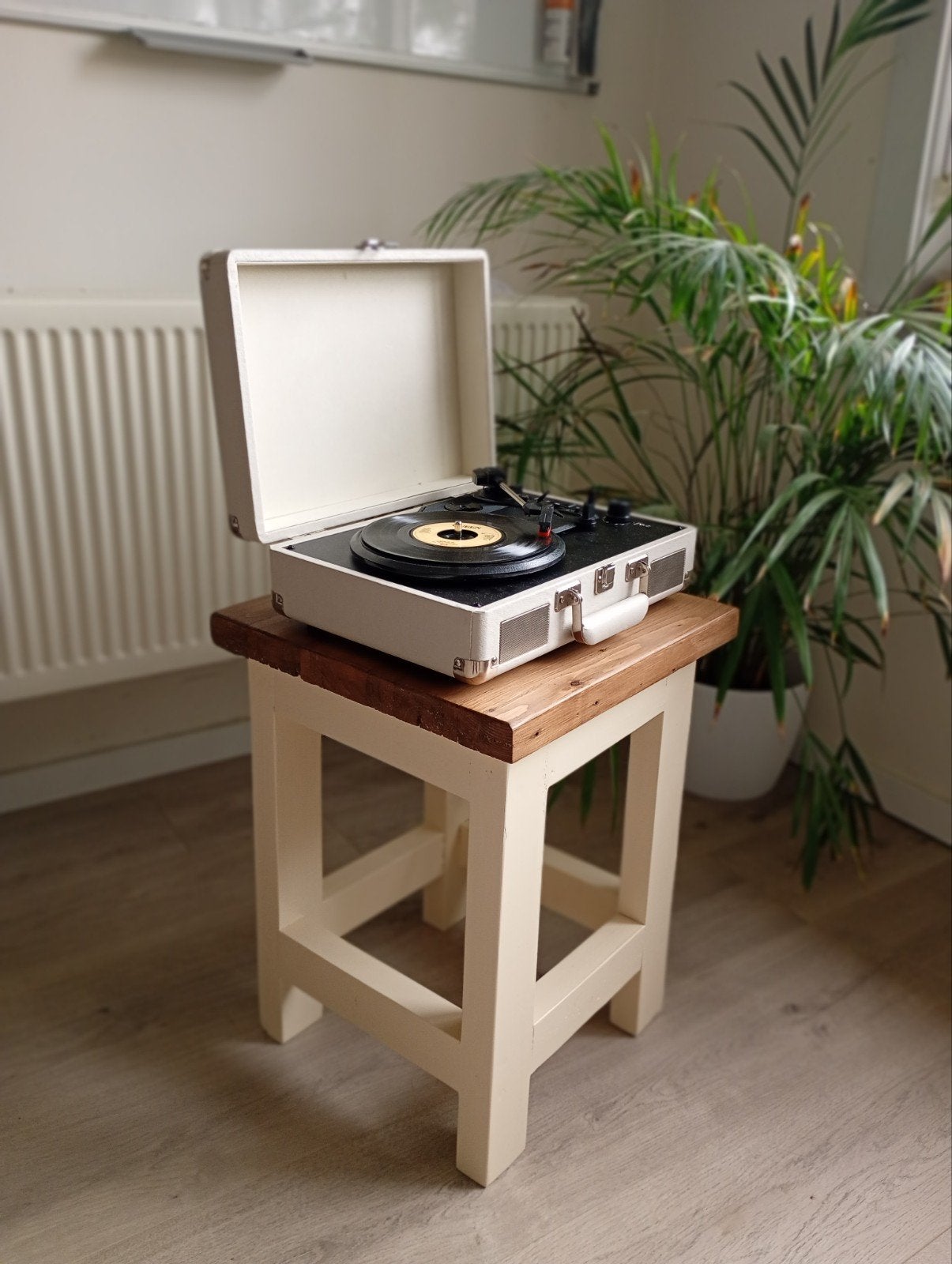 Table d'appoint en bois massif faite main — 75€, Maison & Meubles, Tables | Dessertes, Neuf, 25 à 50 cm, Carré, Landelijk