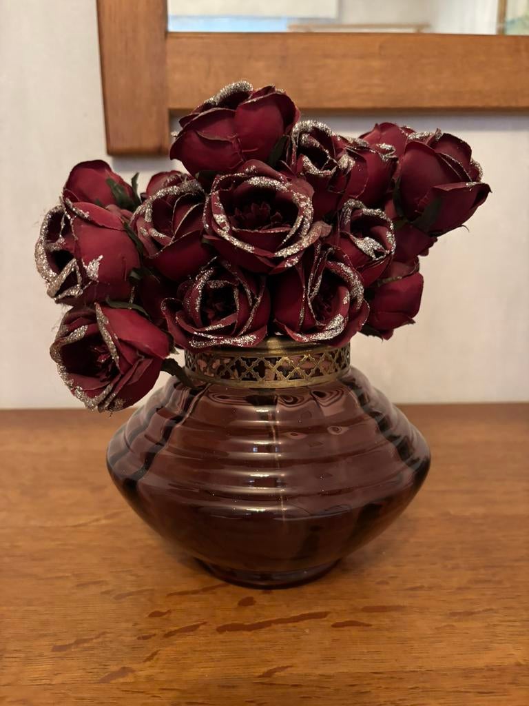 Vase ancien avec roses artificielles, Enlèvement ou Envoi