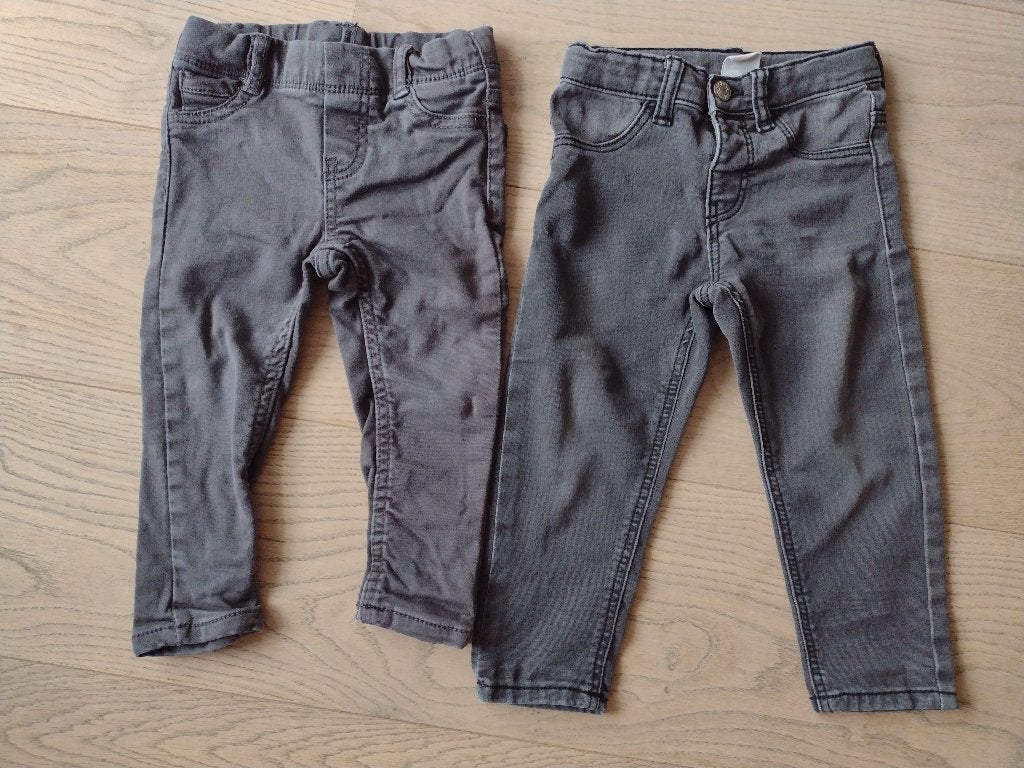 2 donkergrijze jeans-broekjes - Maat 86 - 0,50 € voor 2, Kinderen en Baby's, Babykleding | Maat 86, Ophalen, Gebruikt, Jongetje