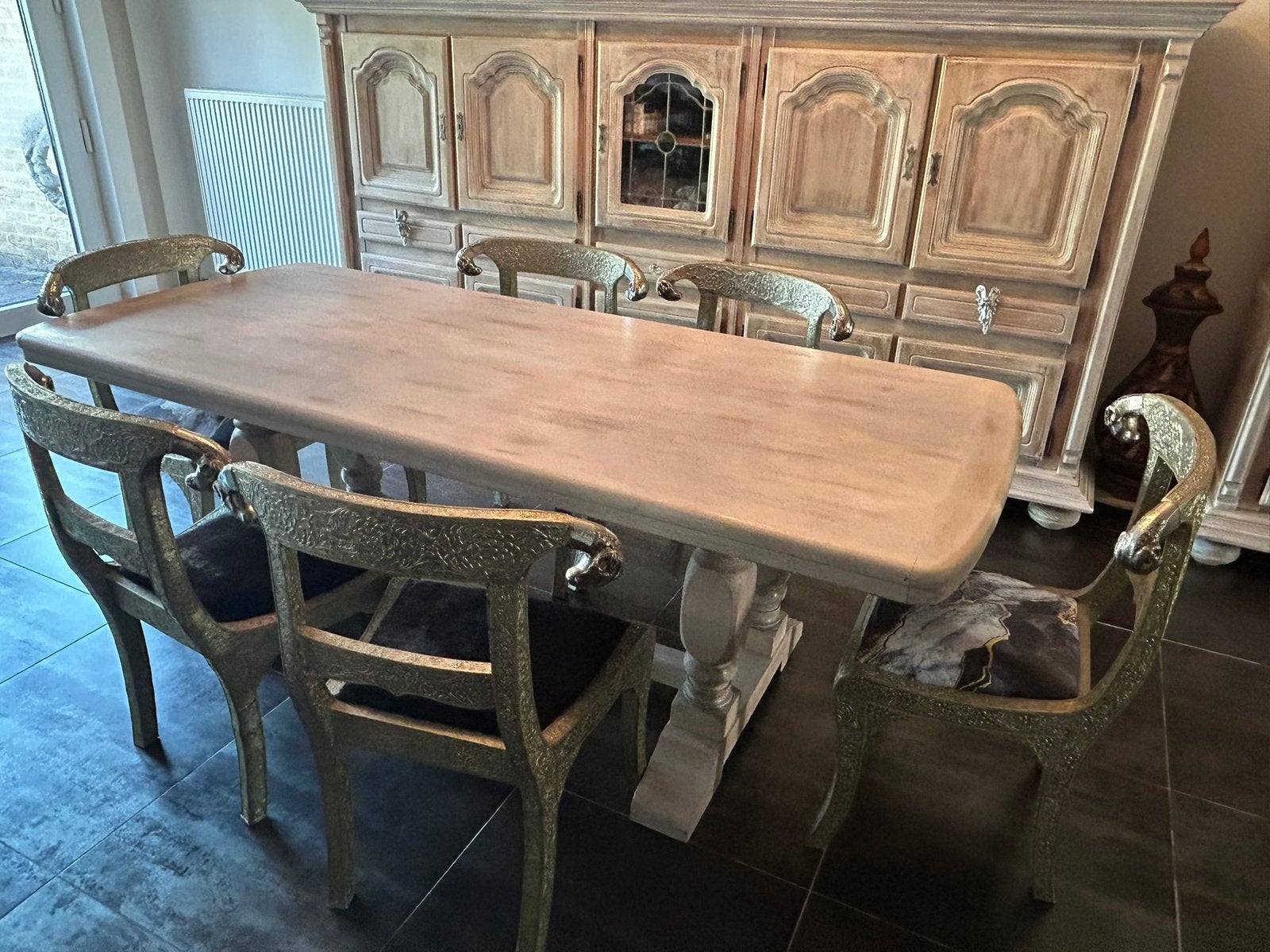 Table et chaises, Enlèvement
