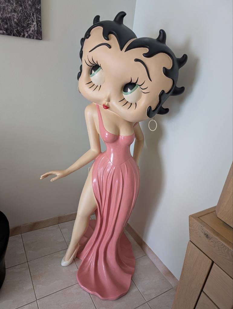 Betty Boop met roze glitterkleed, Ophalen