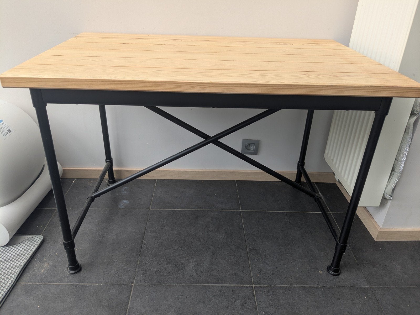 Table Ikea en bois et métal, 100 à 150 cm, Quatre personnes, Autres essences de bois, Comme neuf