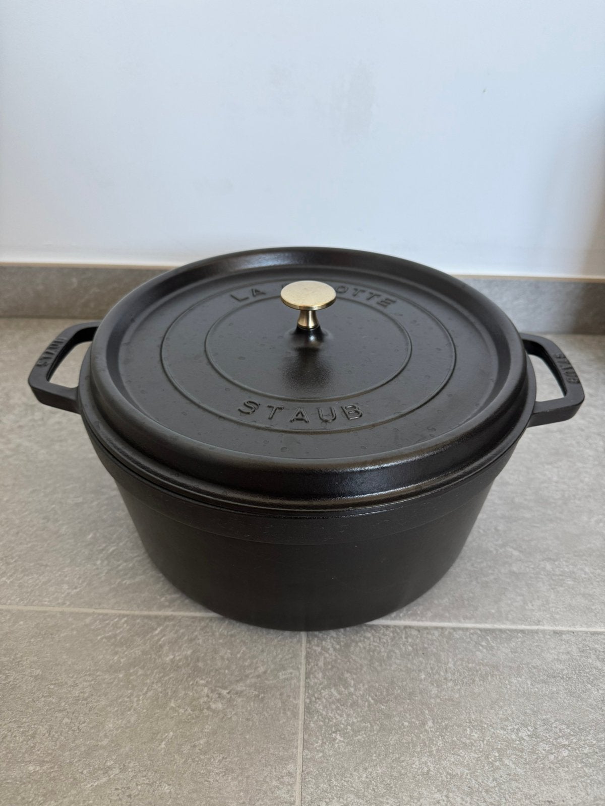 Gloednieuwe Staub La Cocotte rond 30 cm - 8,35l, Gietijzer, Pot, Bus of Blik, Nieuw, Overige merken