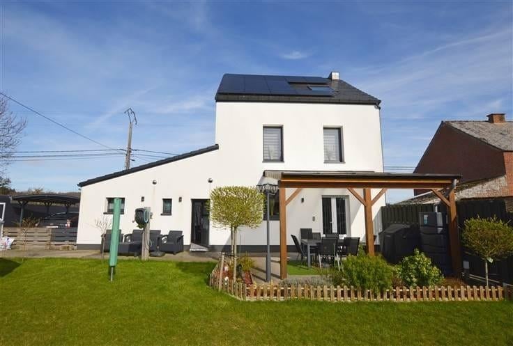 Gerenoveerde en geïsoleerde 4-zijdige woning te koop in 5640, Immo, 1000 tot 1500 m², Provincie Namen, 182 kWh/jaar, Vrijstaande woning