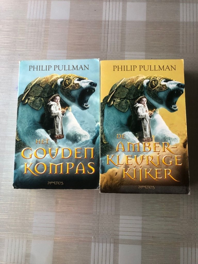 Het Gouden Kompas & De Amberkleurige Kijker - boeken, Ophalen of Verzenden, Gelezen, Philip Pullman