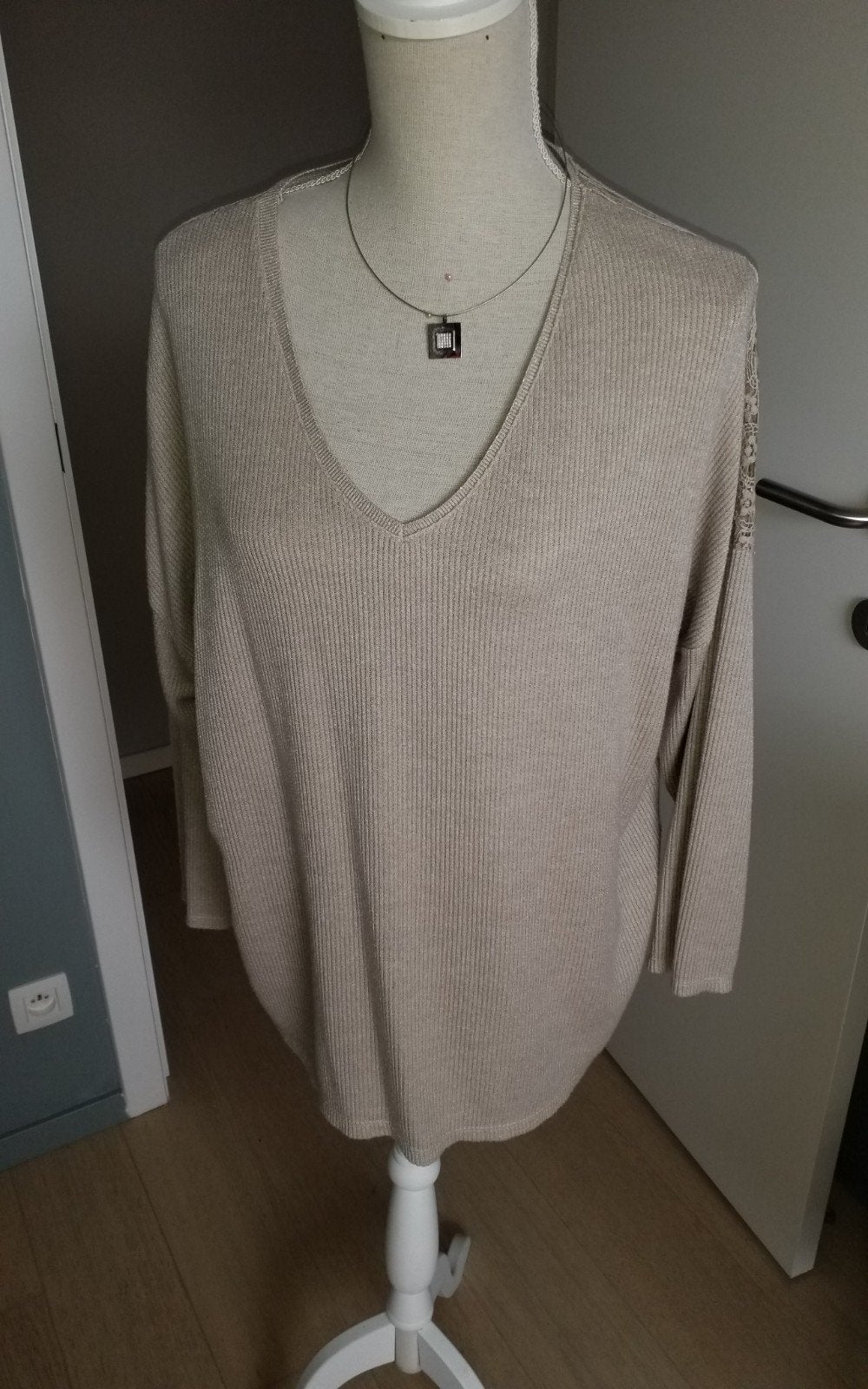 lichte trui met kanten rug, Maat 38/40 (M), Andromede, Beige, Ophalen of Verzenden