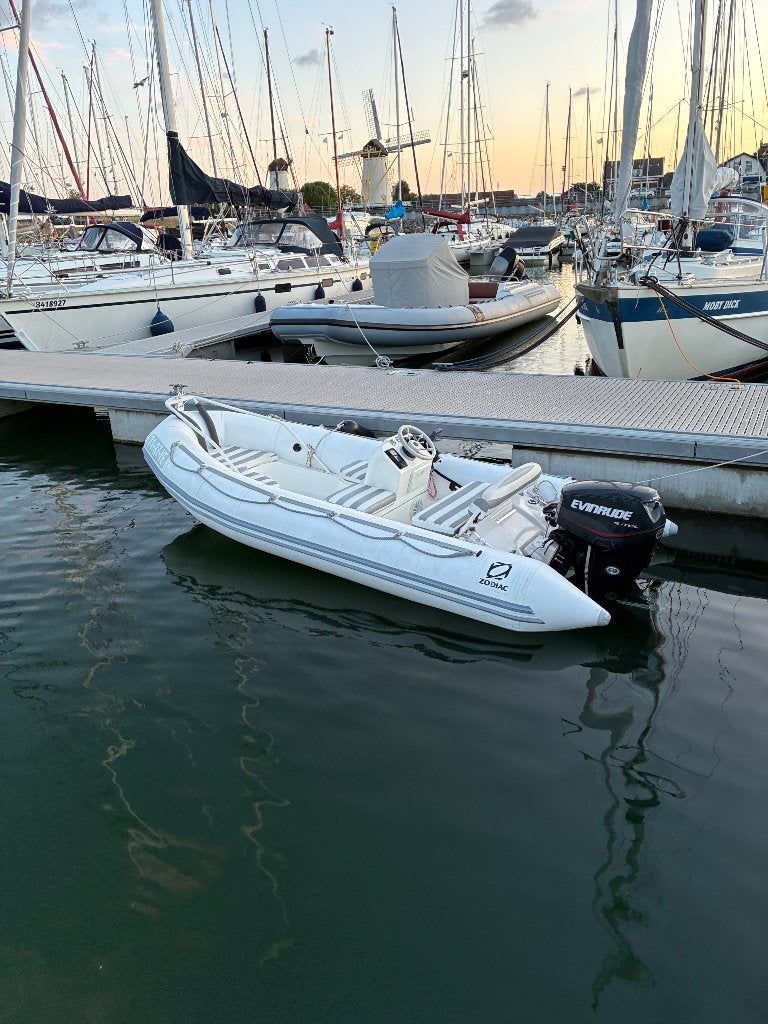 Zodiac yachtline 420 met 40 pk evinrude e-TEC +trailer, Watersport en Boten, Rubberboten, Zonnedek, Gebruikt, Zodiac, Ophalen